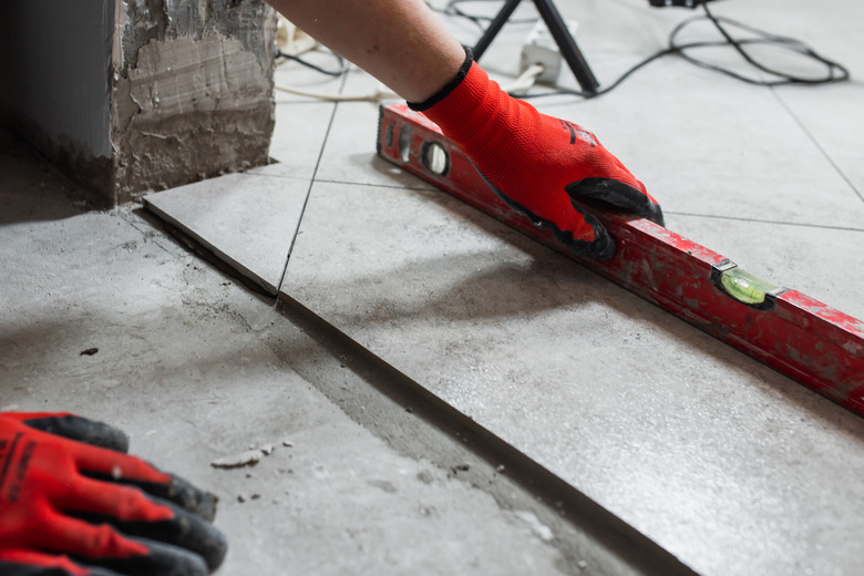 Laying ceramic tiles on the floor according to the level