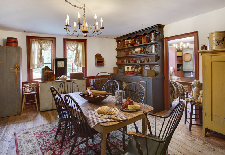 Primitive colonial dining room