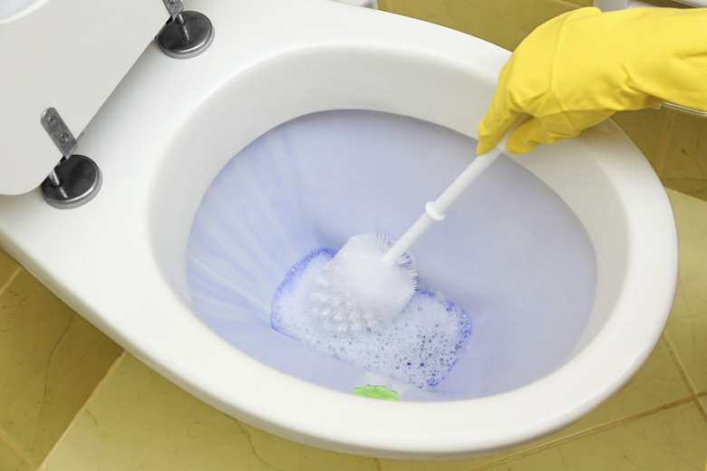 How to Remove Green Water Stains From Bathtubs | Hunker