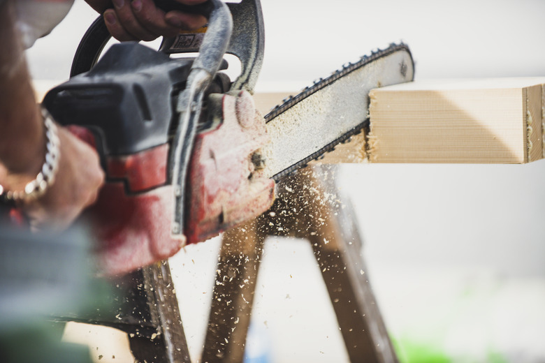 Sawing a groove in roof beam