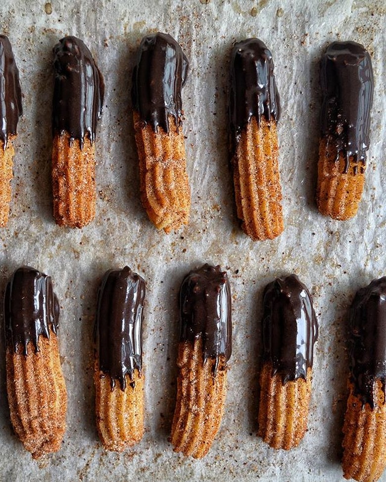 churros with chocolate sauce