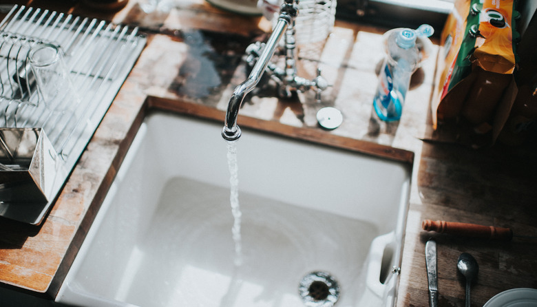 Belfast Sink with Running Water Tap