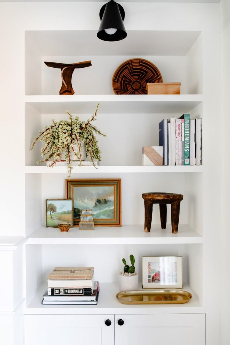 How to Use Decorative Accents to Style a Bookshelf