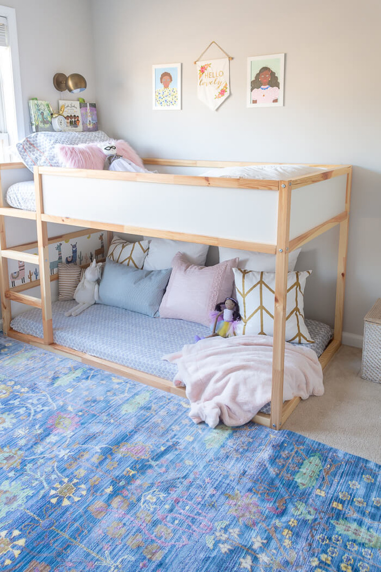 IKEA kids' room ideas with bunk beds decorated in pastels and soft textiles