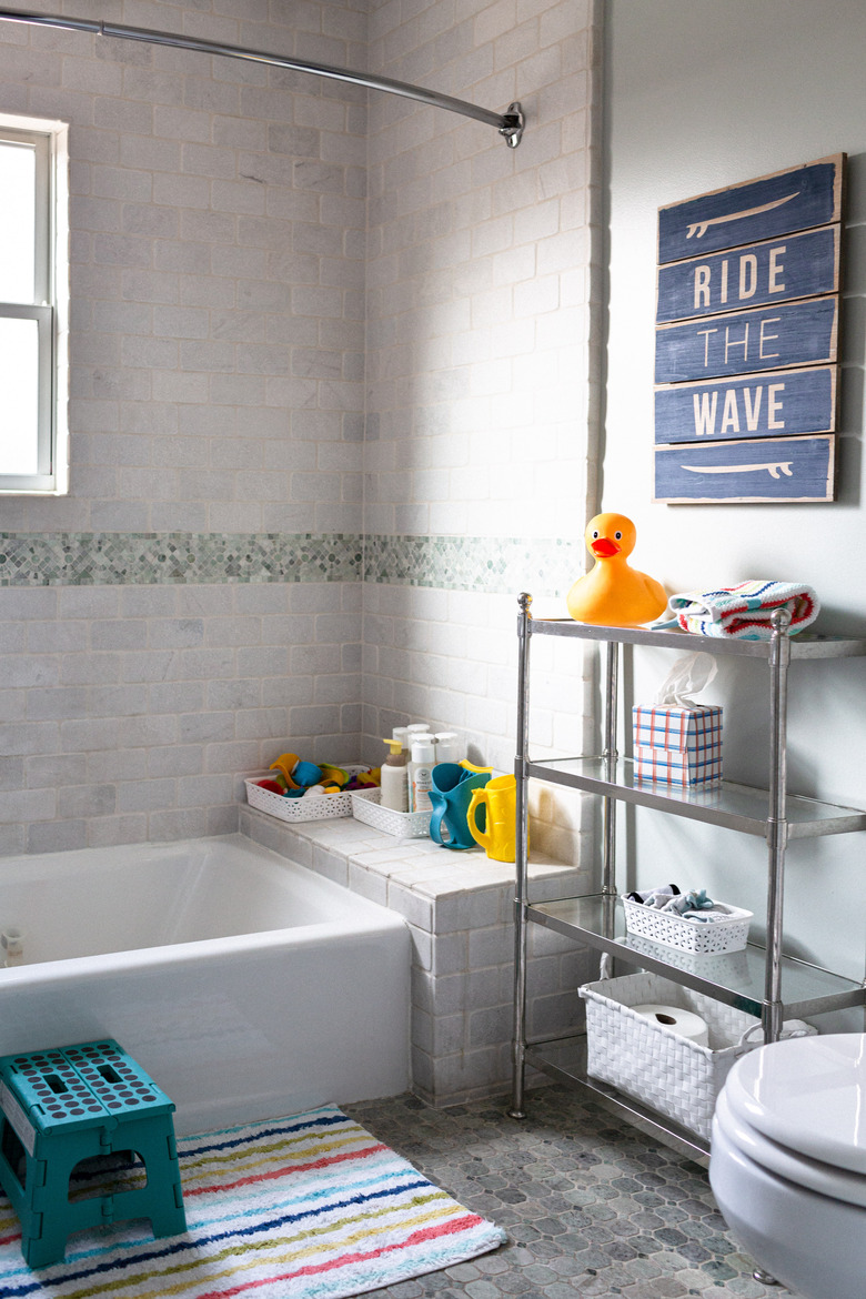 Kids' bathroom idea with bath toys and wall art