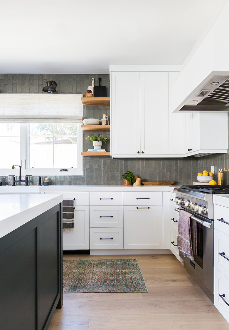 Kitchen with vertically-tiled stone tile backsplash