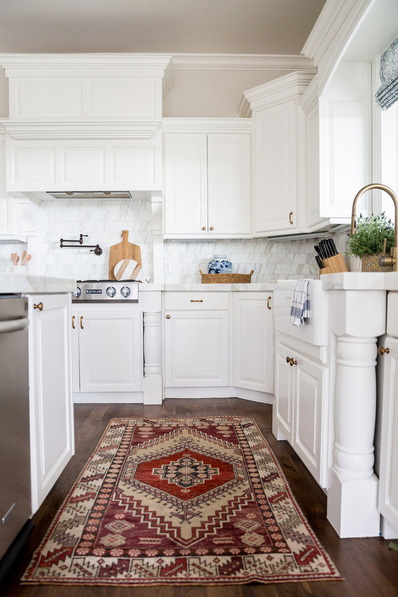 Kitchen with stone tile backsplash