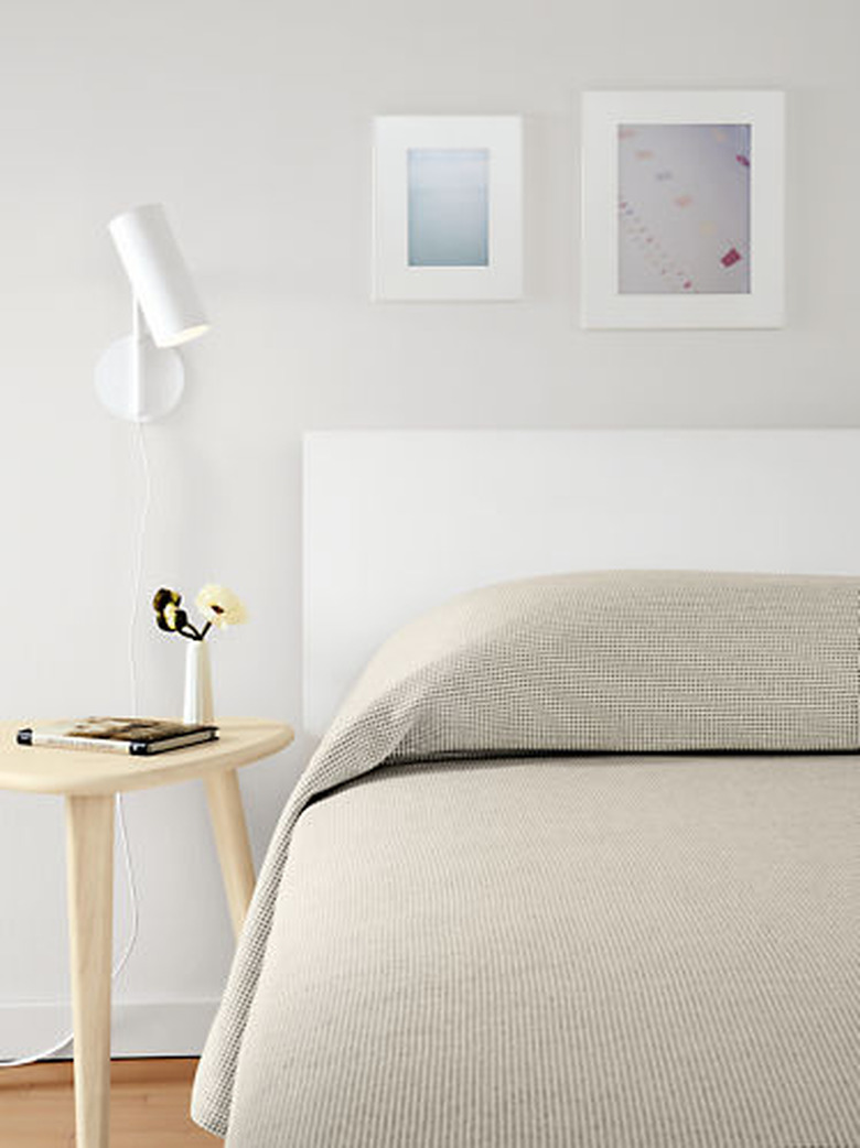 midcentury bedroom lighting idea with wall scone on wall next to bed