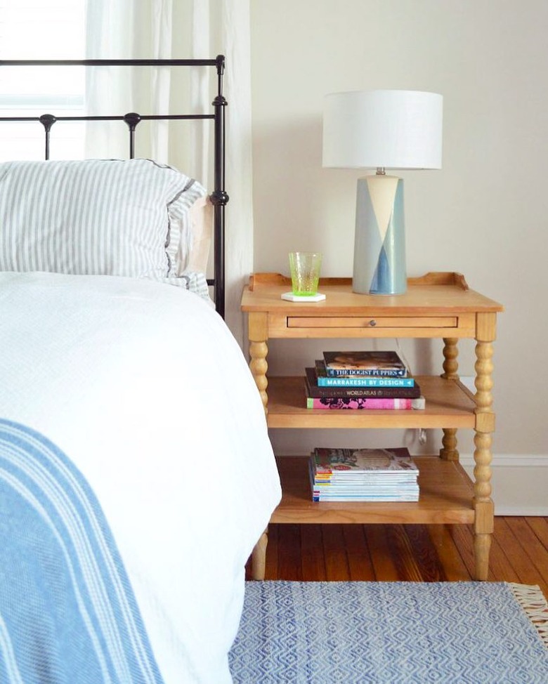 midcentury bedroom lighting idea with table lamp on wood nightstand