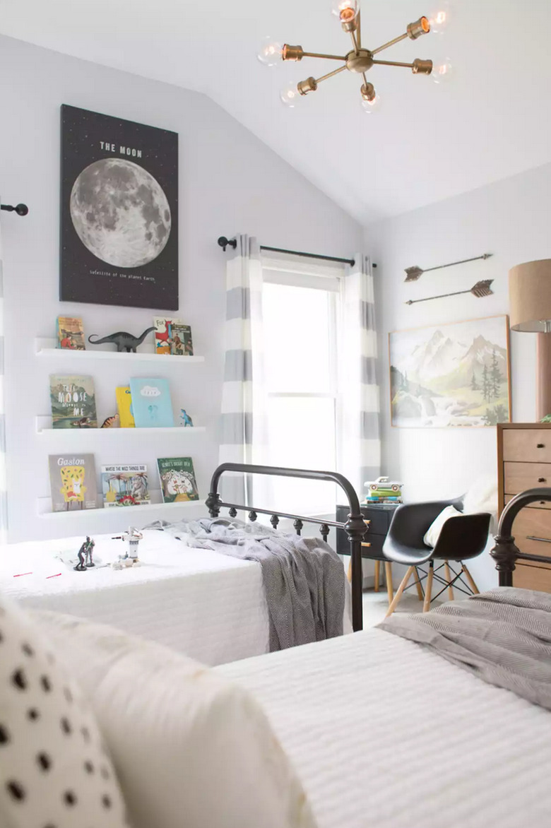 Midcentury kids' bedroom idea with Sputnik chandelier, white color palette, and children's books