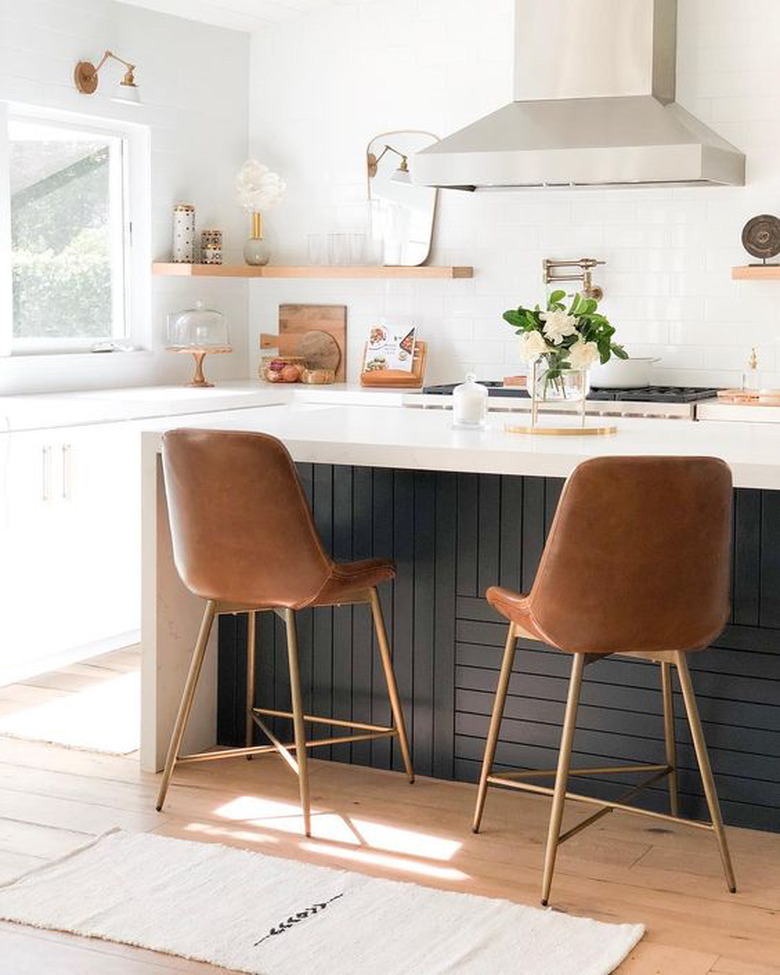 midcentury kitchen island idea with contrasting black back panel and white countertops