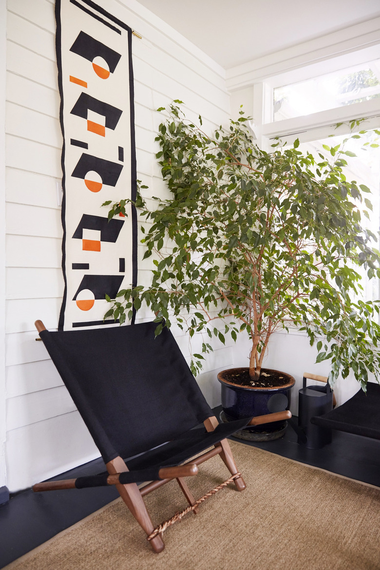 midcentury modern hallway idea with wall art