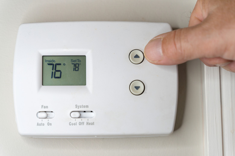 Adjusting  the Thermostat on the Air Conditioner to Save Money