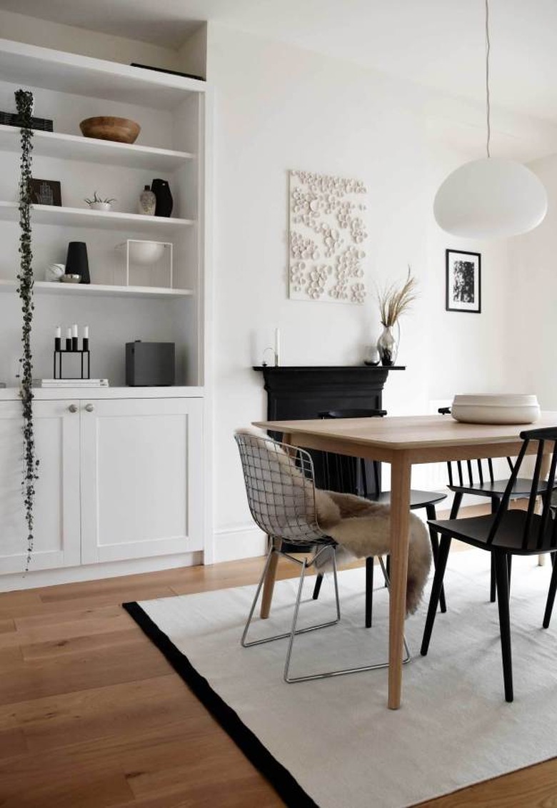 Scandinavian dining room lighting idea with simple pendant