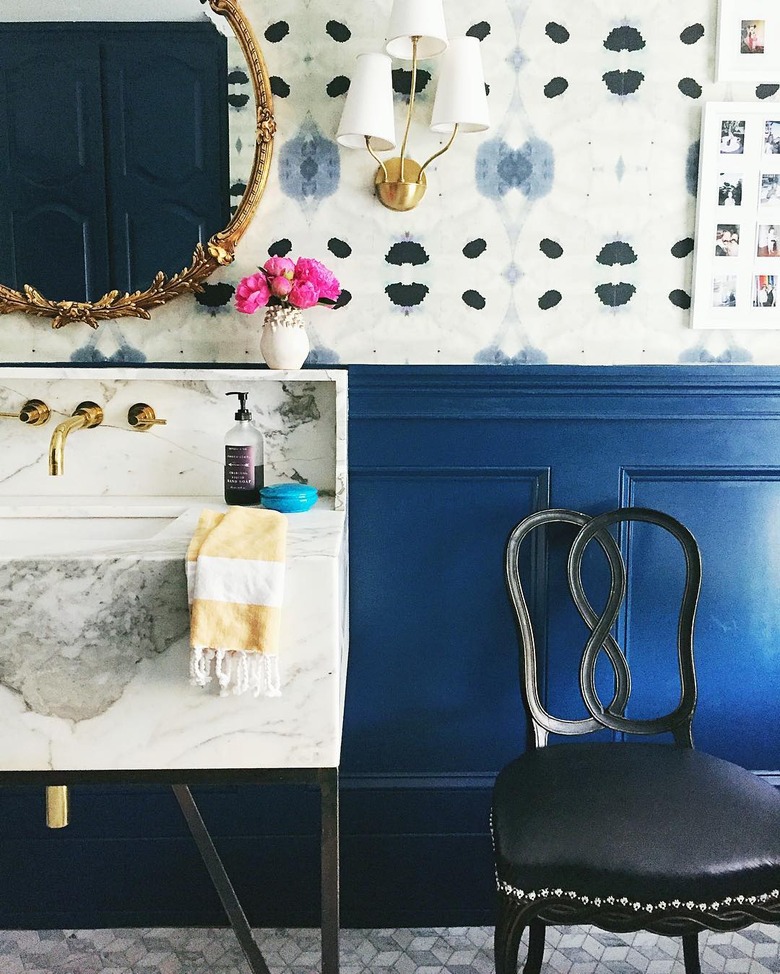 Contemporary and eclectic blue and white bathroom