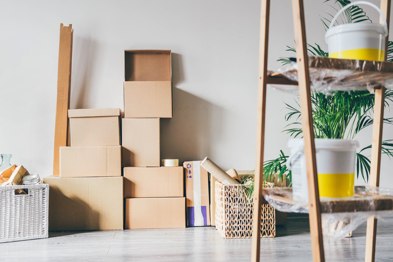 Carton boxes in an empty room. Moving to a new home. Belongings in cardboard boxes. Concept relocation.