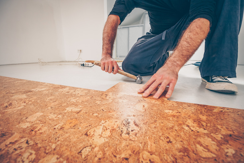 Master picks a series of cork floor cork flooring with a hammer