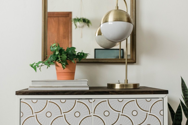 midcentury modern hallway lighting with table lamp.