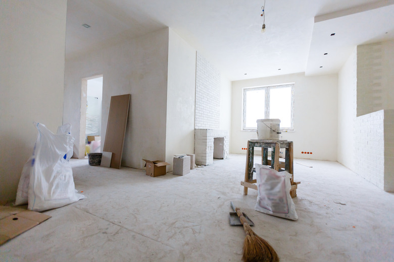 Repairs in the apartment wallpapering in the room