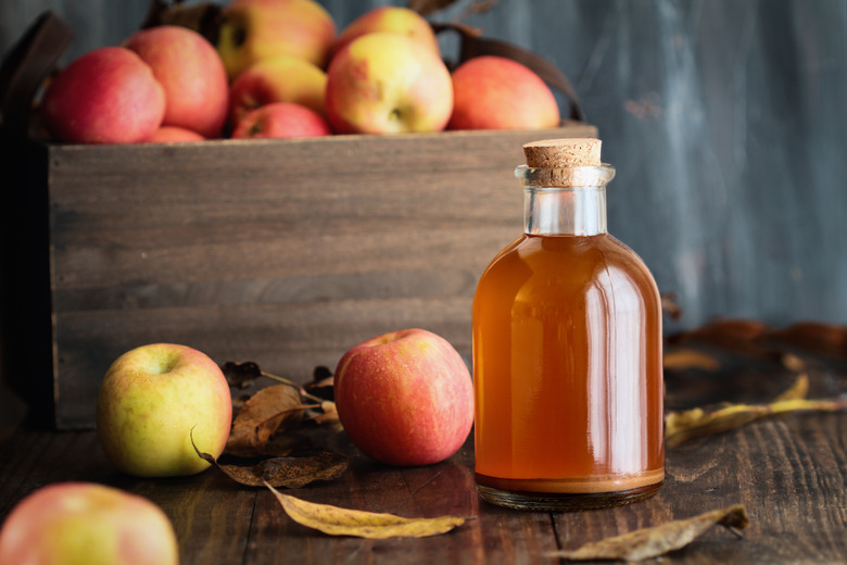 Apple cider vinegar with fresh apples.