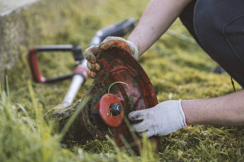 String trimmer cleaning after cutting the grass, workflow