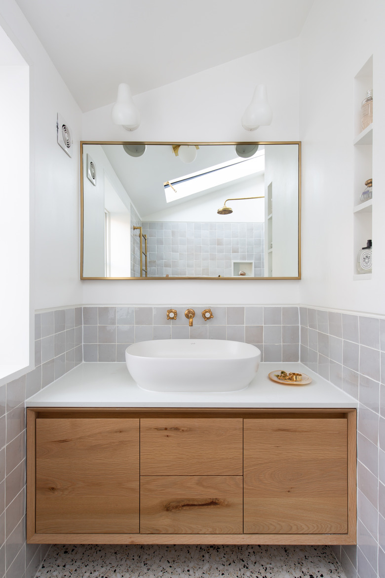 small bathroom backsplash ideas with gray zellige tile