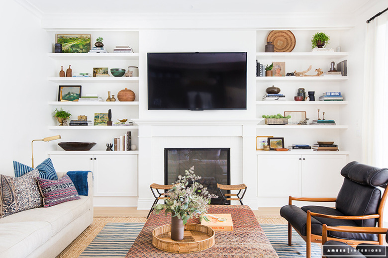 How to Use Decorative Accents to Style a Bookshelf