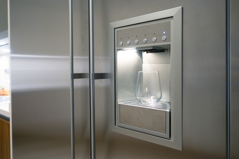 Refrigerator Ice and Water Dispenser with glass