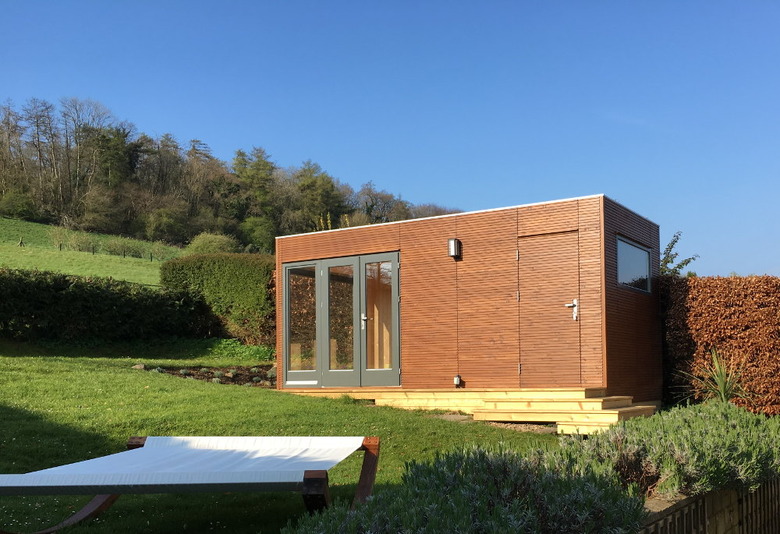 Contemporary shed with narrow wood siding and asymmetrical steps