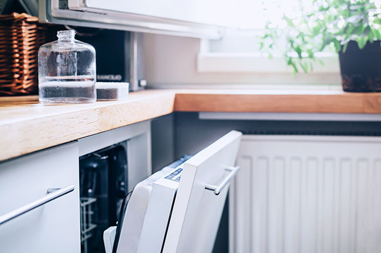 How to Naturally Clean Your Dishwasher