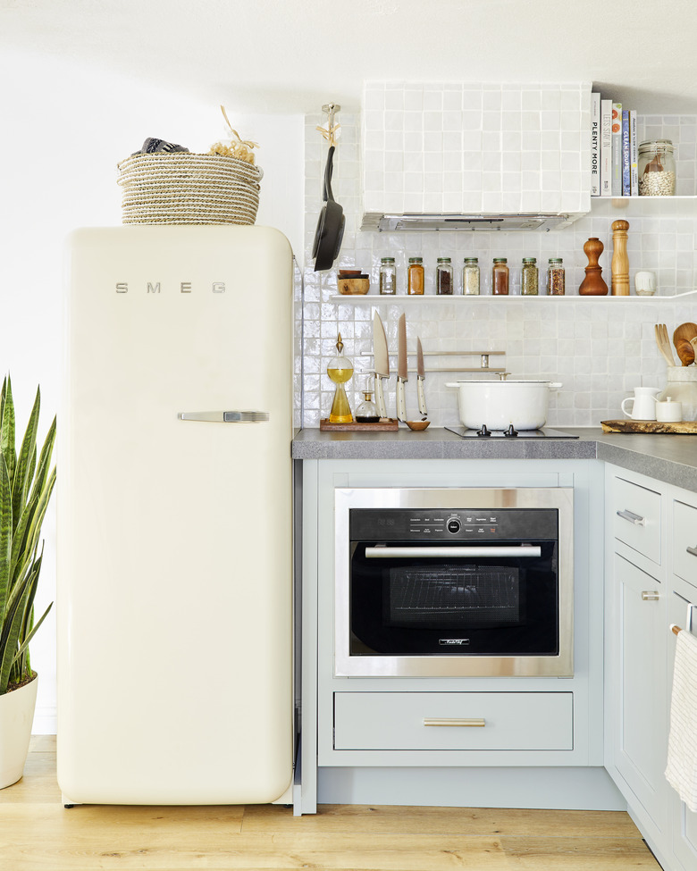 Kitchen organization ideas with magnetic knife rack