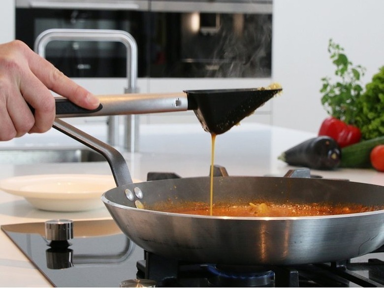 toothed tongs with scoop strainer and scraper