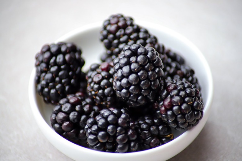 blackberries in white bowl