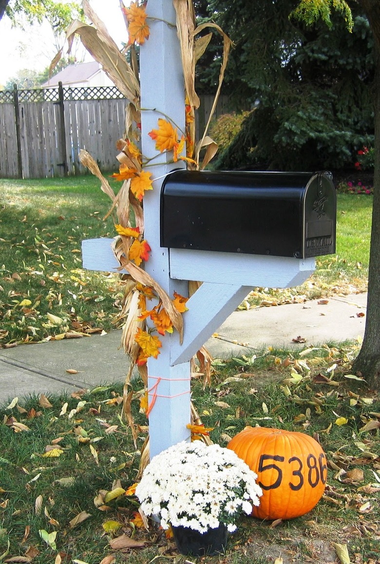 outdoor fall decorating idea for front porch