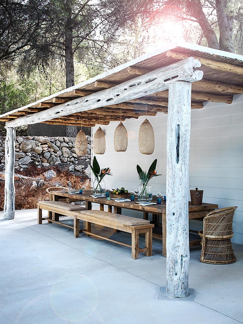 mediterranean style outdoor dining room