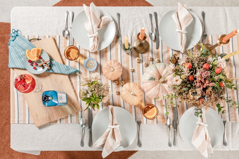 friendsgiving tablescape