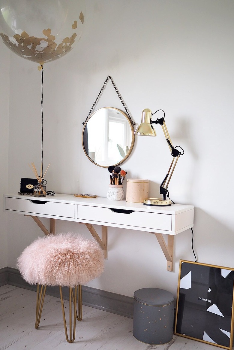 vanity table