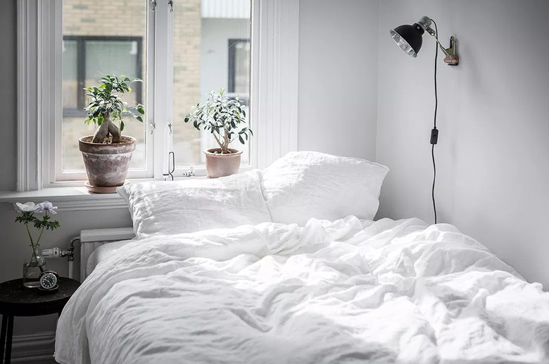 white bedroom ideas with houseplants