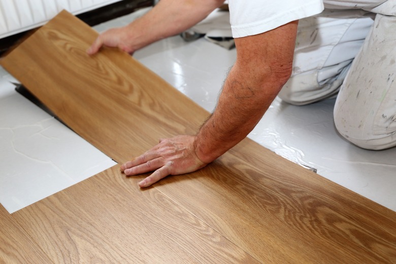 Man laying PVC-floor