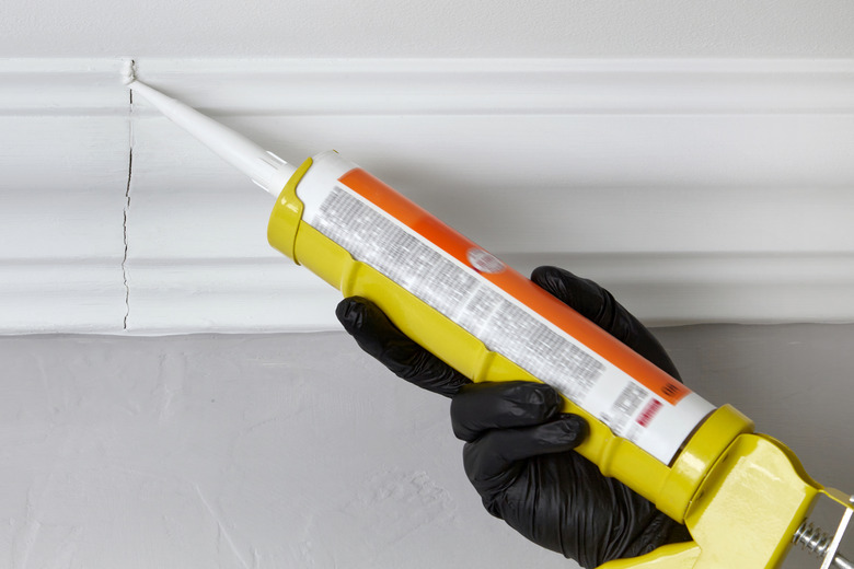 Sealing gaps in the joints of ceiling plinths. Apartment renovation and restoration