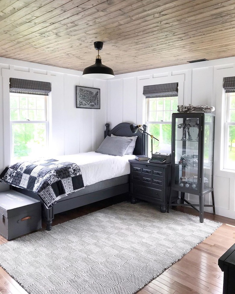 rustic bedroom lighting idea with wood plank ceiling with black and gray color palette