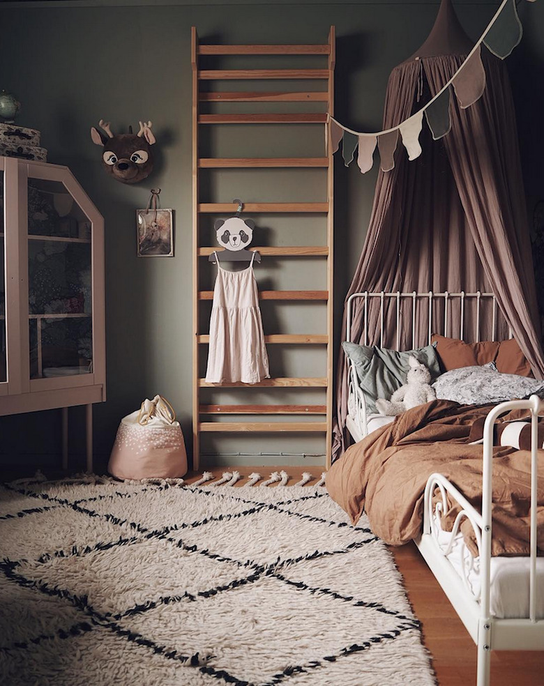 Scandinavian kids bedroom idea with pink bed canopy and wall bar