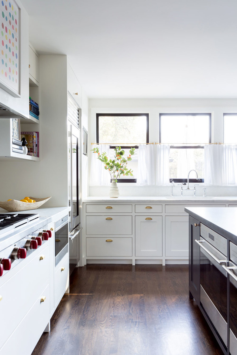 white kitchen with slab drawers and shaker cabinets