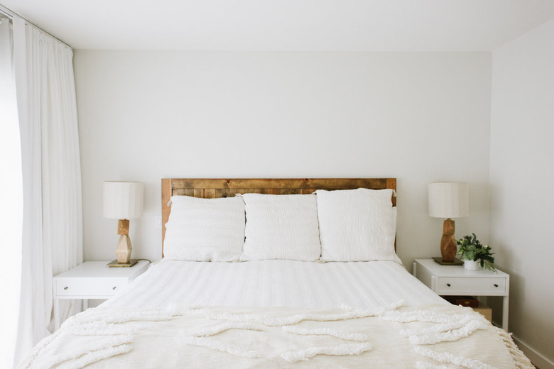 minimalist small bedroom decorating idea with wood headboard and white nightstands