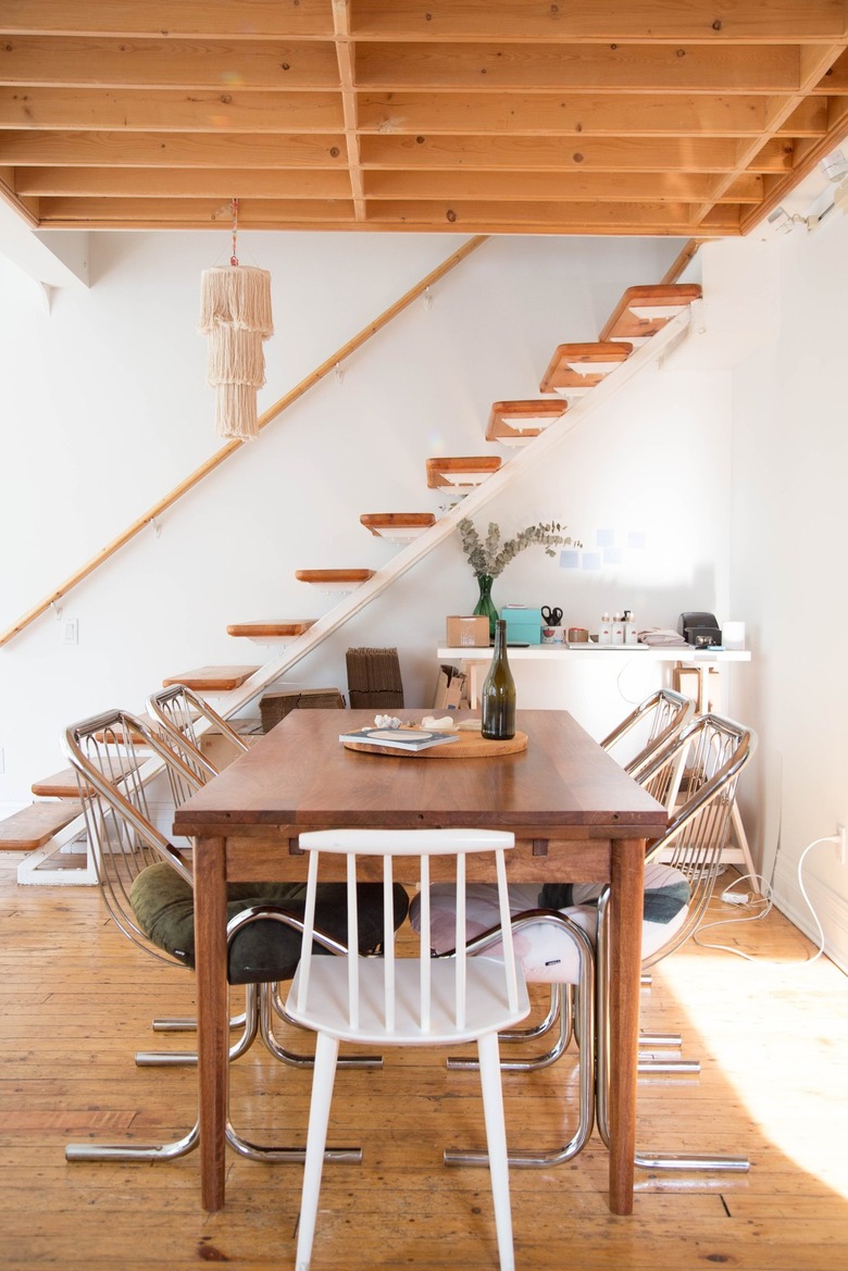 Wood floating staircase idea in modern home