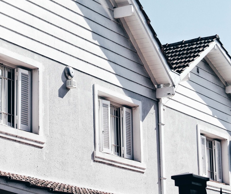 Stucco siding on townhouses.