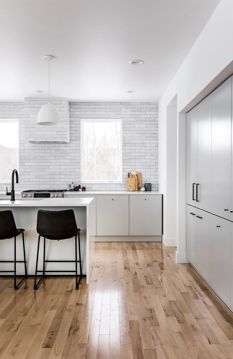 subway tile on backsplash and range hood