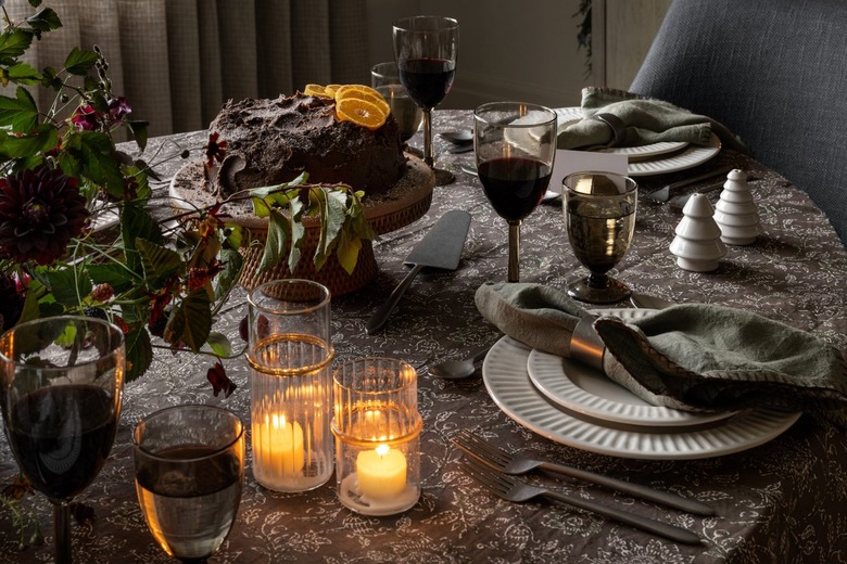 deep earth tones Thanksgiving table