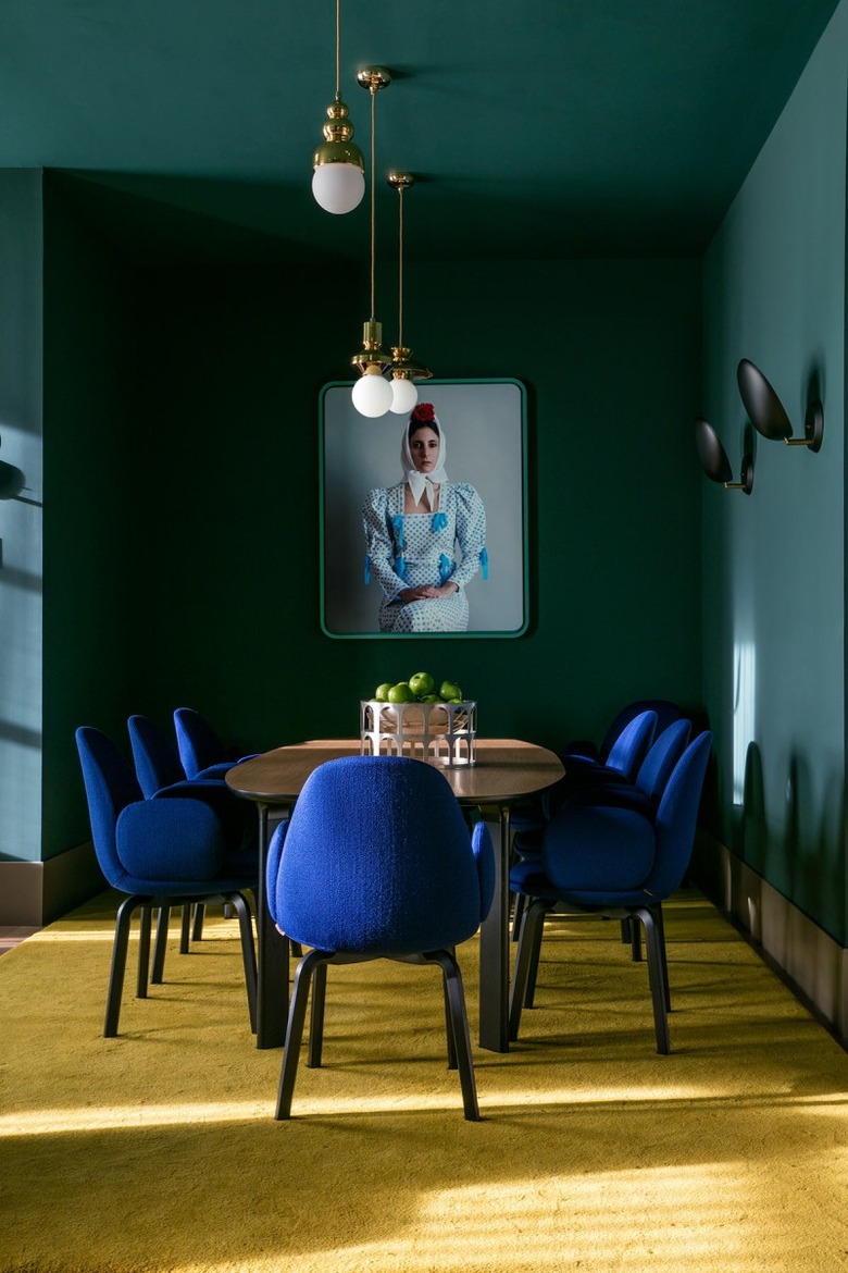 emerald green dining room with jewel-toned accessories