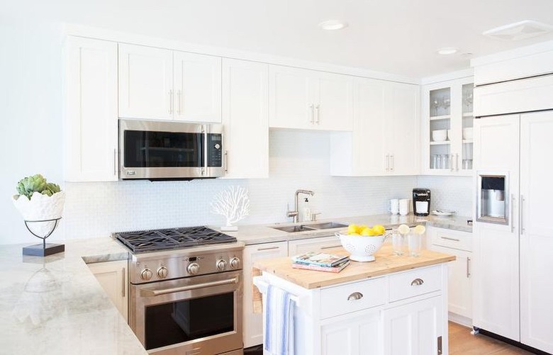 white coastal kitchen with freestanding island